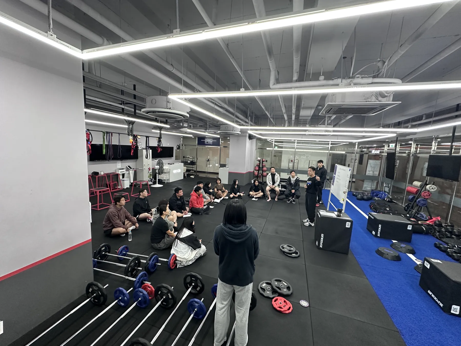 챌린지 시작 전 모여 앉은 F45 미사 회원들과 코치