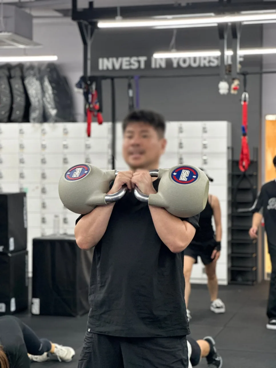 케틀벨 두 개를 들고 시범을 보이는 F45 미사 코치